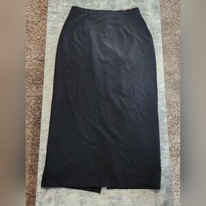 Briggs skirt with slit in the back